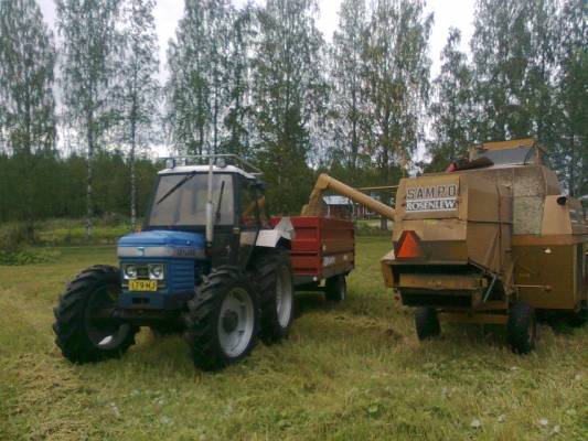 Sampo 500 ja Leyland 472 + Tuhti M60
Koeajettavana tämän syksyä ollut Sampo -leikkuupuimuri tyhjentämässä säiliötään.
Sato oli kauralla surkea, vehnällä hyvä ja otralla huonohko. Juhannusaattona kylvetystä ohrasta tulossa paras sato kunhan puolitoista viikkoa vielä heiluu pystyssä.
Avainsanat: leyland 472 neliveto tuhti m60 sampo 500