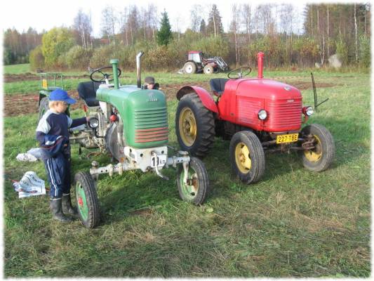 Steyr 80 a ja 180a
Steyrit Ilomantsin traktoritapahtumassa 2009. Mukavia päkättejä. Tänä vuonna tapahtuma järjestetään 18.9 samaisella paikalla. Vihreä tuotu yksityisesti itävallasta 2008
Avainsanat: steyr 180a 80a