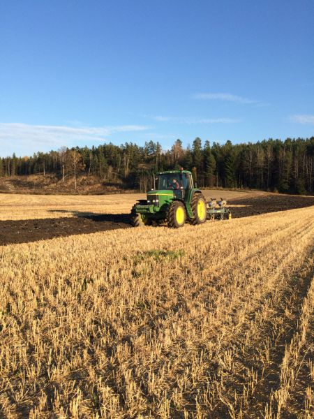 Syksyn kyntöjä 
John Deere 6800 ja överum
Avainsanat: Jd, överum