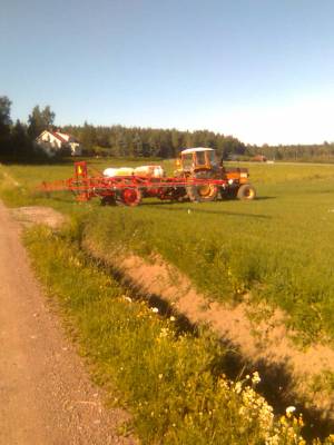 valmetti 903 ja belkku
kauran ruiskutuksii
Avainsanat: valmet, belarus