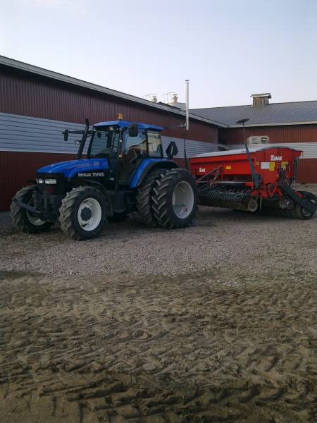 New Holland tm125 ja tume combimaster 4000
kylvöille lähdössä
Avainsanat: new, tume