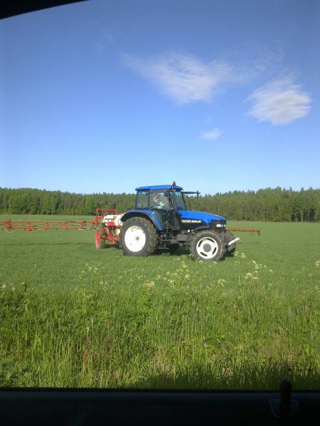 New holland ja belarus, kasin pumpulla
ruiskutuksia kevätviljoille.
tuli vaihdettua ruiskuun sähköiset venttiilistöt ja uudet vaahtomerkkarit. lisäksi laitoimme guardian air suuttimet: veden kulutus 100l/ha
Avainsanat: nh, belarus