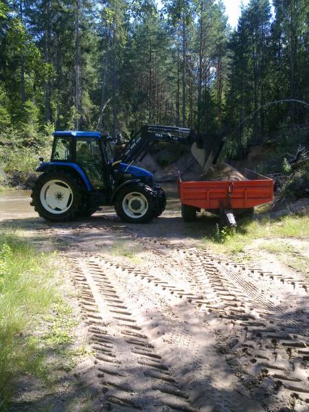 New Holland TS 100 ja ekatasot
hiekan kuormausta. 
Avainsanat: nh, ekataso