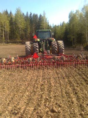 john deere 6800 ja väderstad
äestelyä :)
Avainsanat: kones