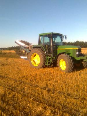 John Deere 6800 ja överum
Syys kyntöä. Pöly lentää vaan :D
Avainsanat: jd, överum