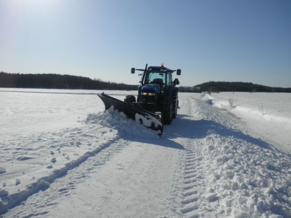 New Holland tm125 ja teräskoura-alueaura 
talven lumenaurauksia
Avainsanat: nh. teräskoura