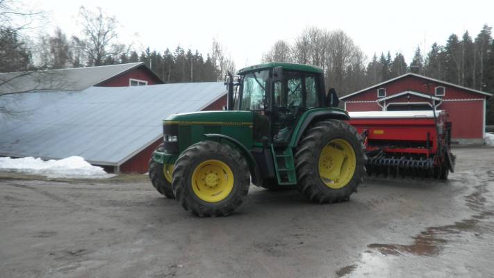 John Deere ja tume combimaster
haettiin tume kotiin
Avainsanat: jontikka kylvökone