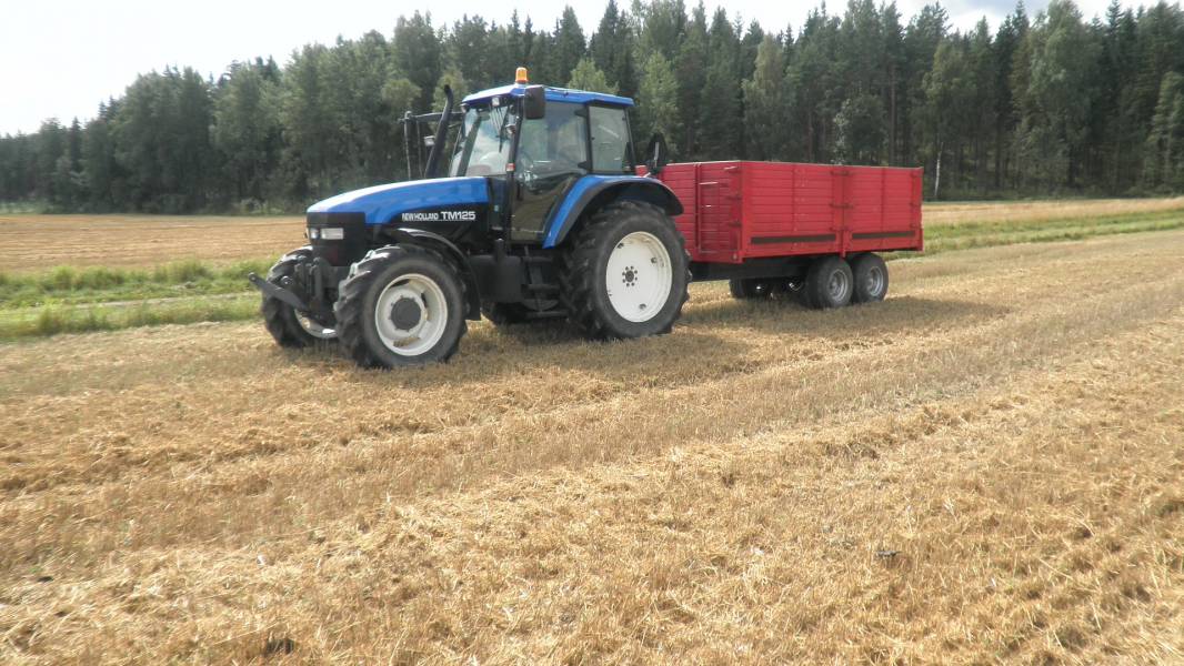 New Holland TM 125 ja polmot
puinnit 2011
Avainsanat: polmot, newholland