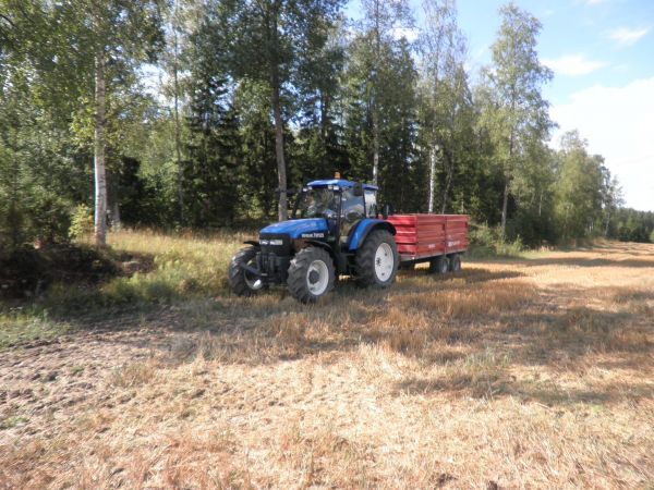 New Holland tm125 ja Tuhti m85
kauraa odottamassa pellolla
Avainsanat: new holland tuhti