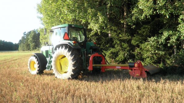 John Deere 6800 ja machio giraffa
pellon pientareiden ajoa 2012
Avainsanat: jd, giraffa