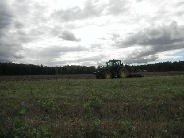 John Deere 6800 ja Potila K15
Syysmuokkauksia kultivaattorilla
Avainsanat: jd, potila