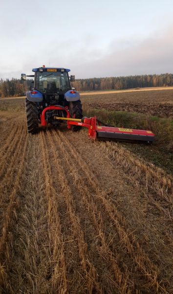 New Holland tm125 ja maschio
Pellonpientareiden ajoa 2017
Avainsanat: Nh, maschio