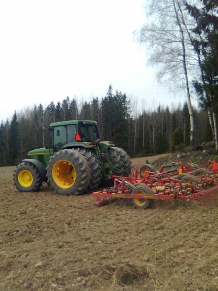 John Deere ja Väderstad
kevät töitä odotellessa.
Avainsanat: jd