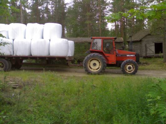 Valmet 605 parkissa.
Paalun ajoa 8km mettätietä.Onneksi tie oli hyvässä kunnossa.17 paalua kerrallaan.
Avainsanat: Valmet 605