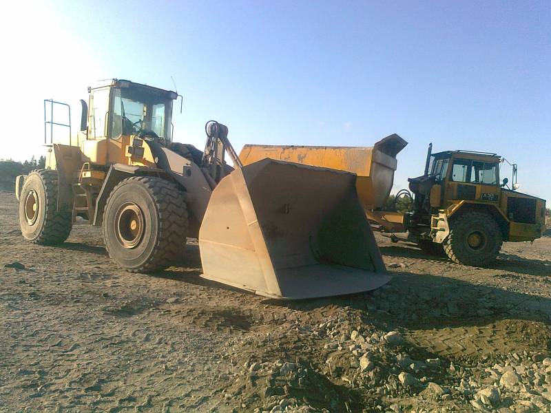 Volvo L180D 
Dumpperia piti lastata.
Avainsanat: Volvo L180D Lastaus