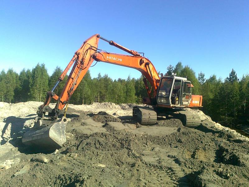 Hitachi EX 200 LC
Maapenkkaa tasottelemassa.
Avainsanat: Hitachi EX 200 LC