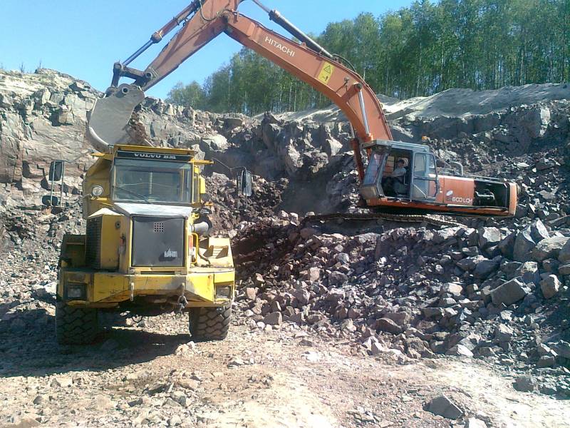 Dumpperi Volvo BM A30 ja 600 Hitachi 
Kiven ajoa murskalle.
Avainsanat: Dumpperi Volvo BM A30 600 Hitachi