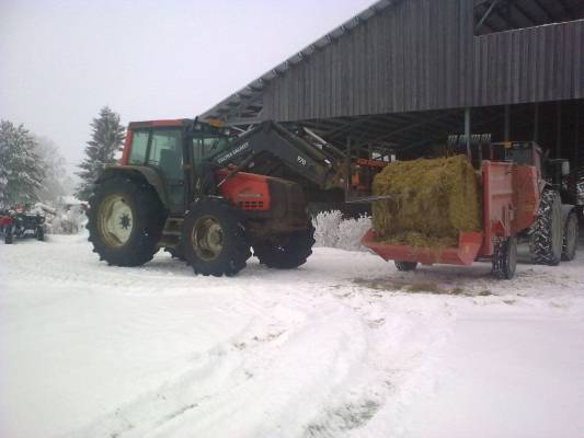 Paalin laittoa silppuriin
Vasemmalta oikealle: Polaris sportsman 500, Valtra valmet 6550, Kuhn,  Valtra 6850
