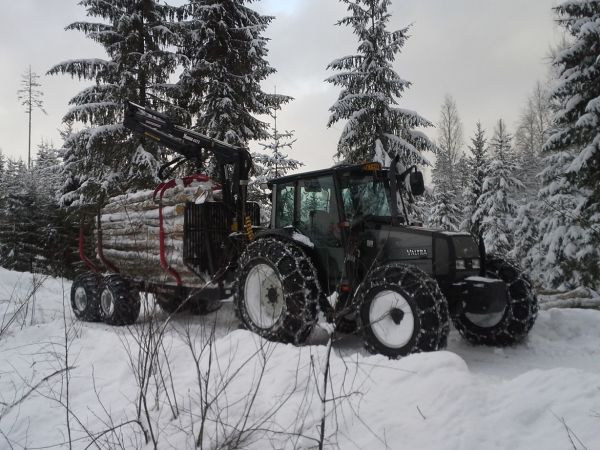 Valtra A95 ja Nokat
Puuta laaniin, lunta alkaa olla omiksi tarpeiksi.
