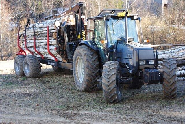 Valtra A95 ja nokkalaiset
Koivua klapilaanin täytteeksi
