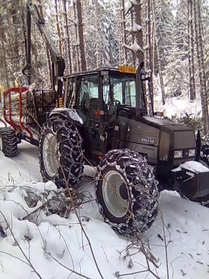Valtra A95 ja Nokka 4372+9,5 tonnin kärry
Tän talven savottaa
