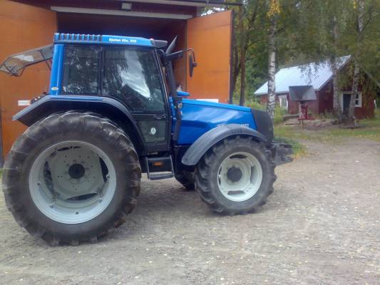 Valtra 6650
Valmetti lähdössä vetämään ojaa syksyllä
Avainsanat: valtra 6650