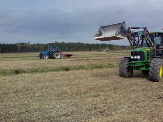 Valtra 6650 ja Johnny boy 6430
Siinä sitä salaojaa sitten syntyy. Putkea ei vielä tosin mene. Avausvetoja.
Avainsanat: valtra 6650 John Deere 6430