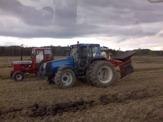 Belarus 505 ja Valtra 6650 Jyry aura
Ojituskalustoa, otettu Jontikan hytistä
Avainsanat: valtra 6650, belarus 505