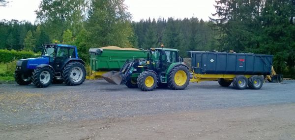 kuljetuskalustoa
Valtra 6650, tempo 16. JD 6430, tempo 15.
