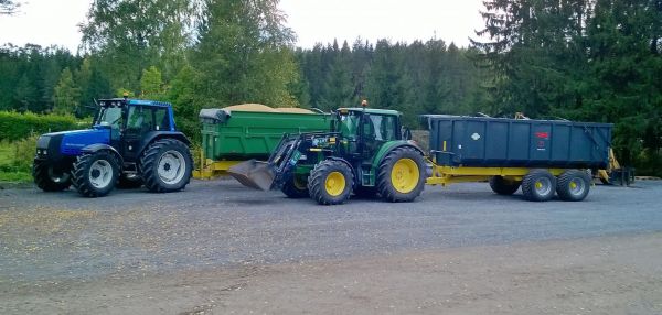 kuljetuskalustoa
Valtra 6650, tempo 16. JD 6430, tempo 15.
