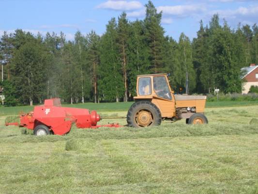 502+welger ap40
Kamala paalata kun ei oo parikytkintä. Onneks on jo toinen kampe millä sitä wlgeriä nykyään vedetään.
Avainsanat: welger 502