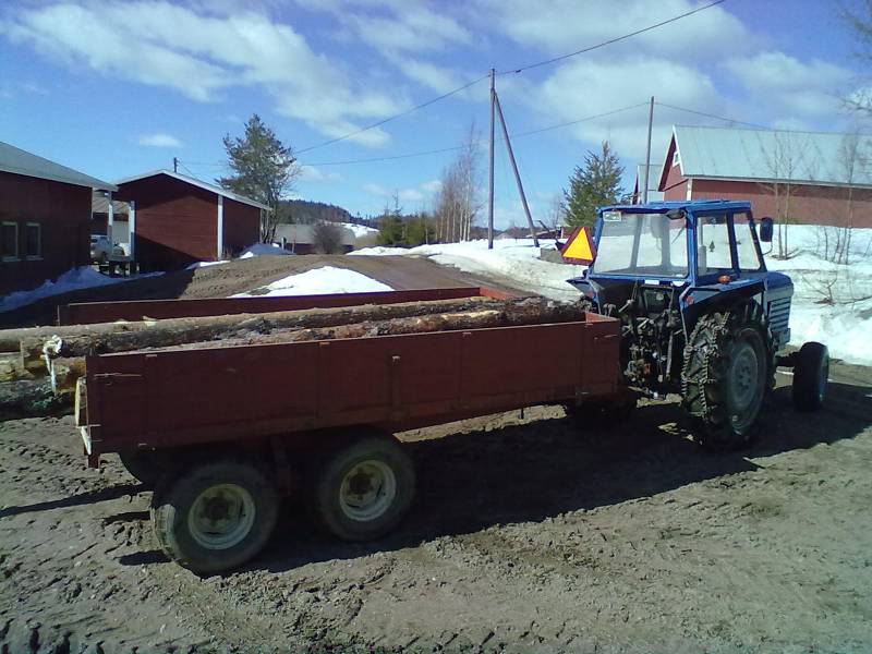 Leylandi ja Pehtoori
Laitettiin tukit valmiiksi kyytiin jos vaikka ehtisi tässä keväällä sahalle
Avainsanat: Leyland pehtoori hamina