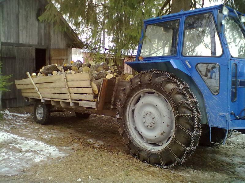 Leyland ja vanhat puukärrit
Renkaat on vähän luttanat mutta se ei menoa haittaa
Avainsanat: Leyland kärrit puita