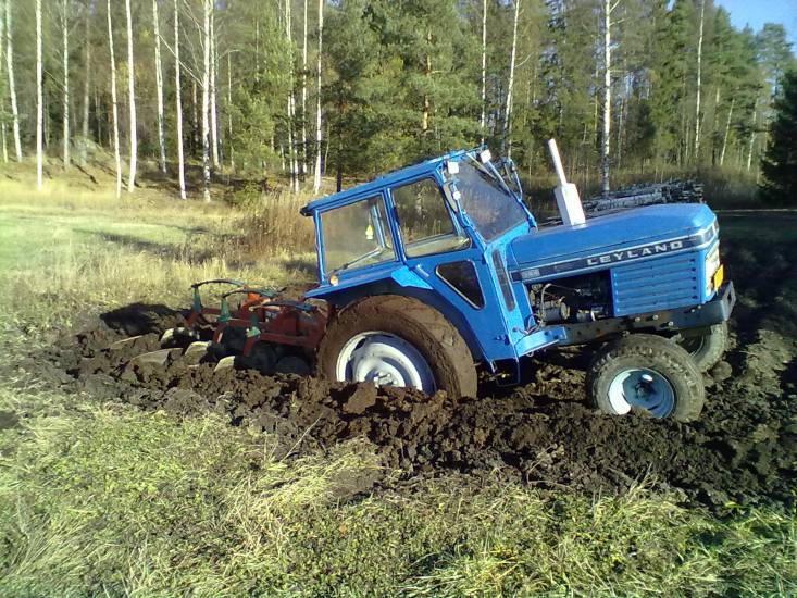 Pehmoosta
Semmosta se kyntäminen välillä on...
Avainsanat: Leyland Kverneland hamina 384