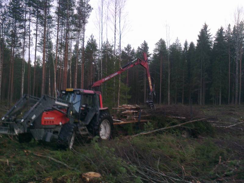 Valtra Valmet 8350, Patu 650 ja mettä kärrit
Hakkuu alueella latvoja kasailemassa
Avainsanat: valtra valmet 8350 patu 650