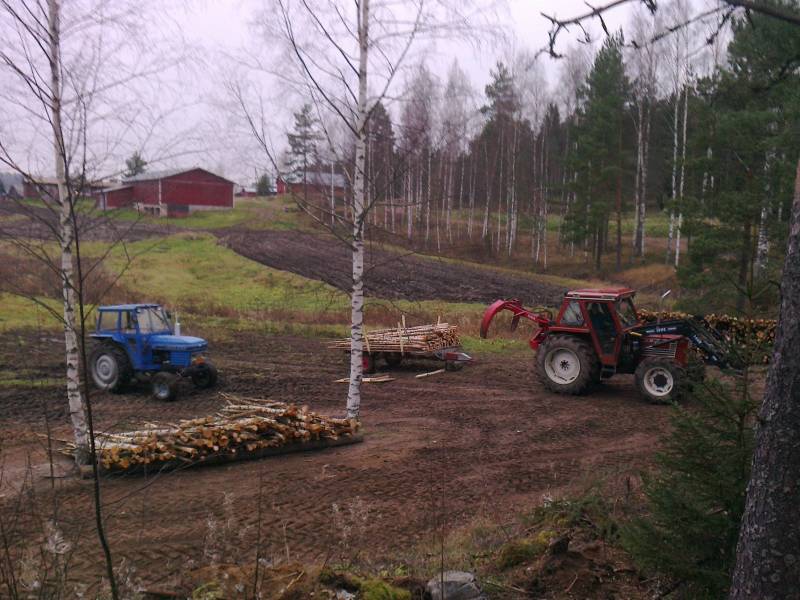 Puuhommia
Leylantti, viiatti, kärrit ja kipa
Avainsanat: fiatagri leyland kärrit kipa