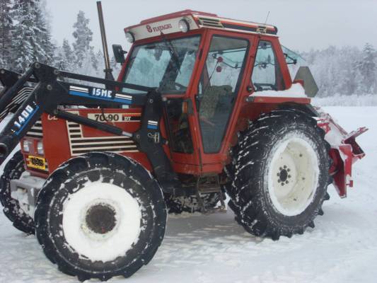 Fiat ja Esko
Kävin vähä avaamassa mettätietä
Avainsanat: Hamina Isme Fiatagri ek lumilinko mettä raktori