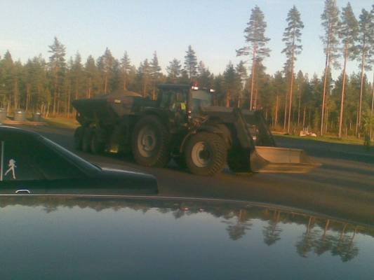 t170 ja sorakärry
asfaltin reunan täyttöäki tuli kokeiltua kesällä.
Avainsanat: t170 sorakärry