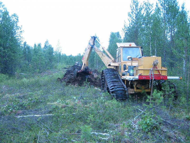 fiat hymaksella penkkatien tekoa suolle.
kyllä kuntta liikkuu.
