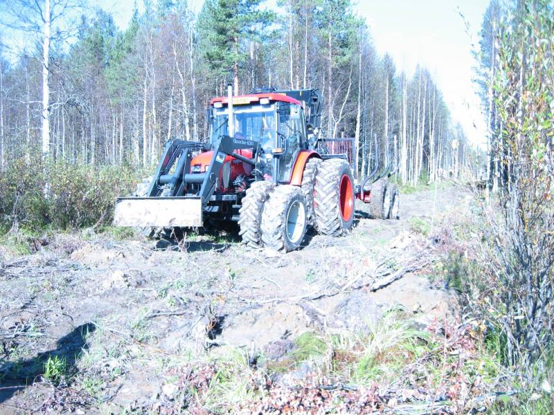 pikku zetka työmaalla.
penkkatien teossa.
