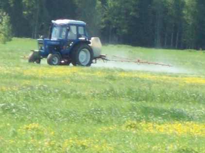 FORD 6600 ja KASI 
Ruiskussa on 1000´L säiliö ja 10m puomi
