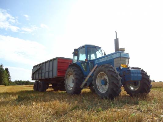 Ford 8210
Viljan ajoa
