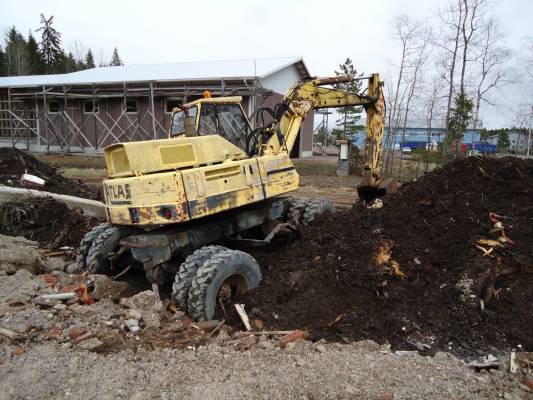 atlas
kaivuri jäi pohjastaan kiinni kun ajettiin hallin pihaan soraa
