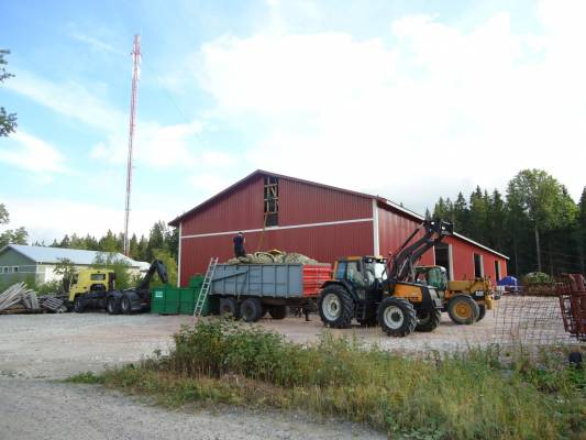 Valtra X95 Tempo ja Catebillari
Puhallettiin käytettyä villaa hallin katolle
