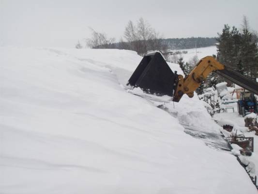 CATEBILLAR 
Hallin katon tyhjennys oli hallin katolla 1 metri lunta
