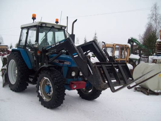 FORD 4830
TALON PARAS ETUKUORMAAJA TRAKTORI
