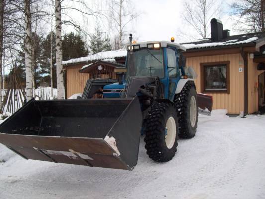 FORD 7810 
TRAKTORI OLI KOKO PÄIVÄN LUMENAJOSSA
