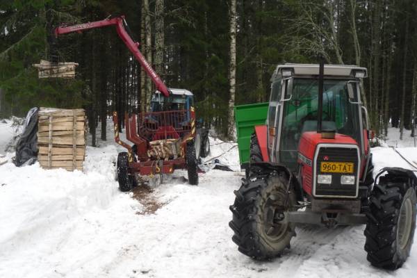 FORD 7710 JA MASSEY-FERGUSON 3060
TEHTIIN HALKOKUORMAA KIREN PERÄKÄRRYILLE PATU 597 KUORMAAJALLA
