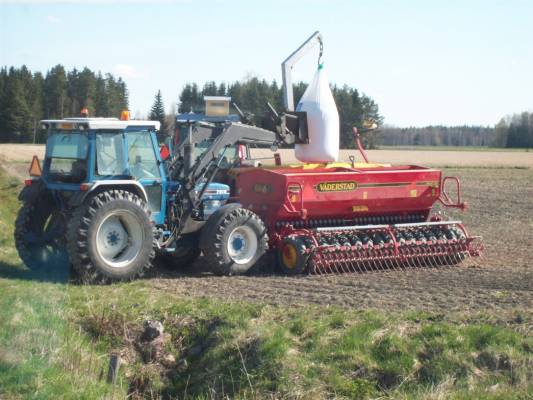 FORD 7810 JA VALTRA JA VÄDERSTAD RAPID
KYLVÖKONEEN TÄYTTÖ MENOSSA
