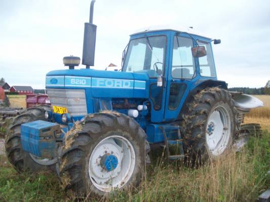 FORD 8210 ja ÖVERUM paluu aurat
FORD vetää hyvin 4 siipisiä paluuauroja traktorissa 110 HP

